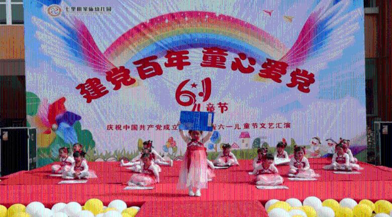 男孩吃鸡腿
